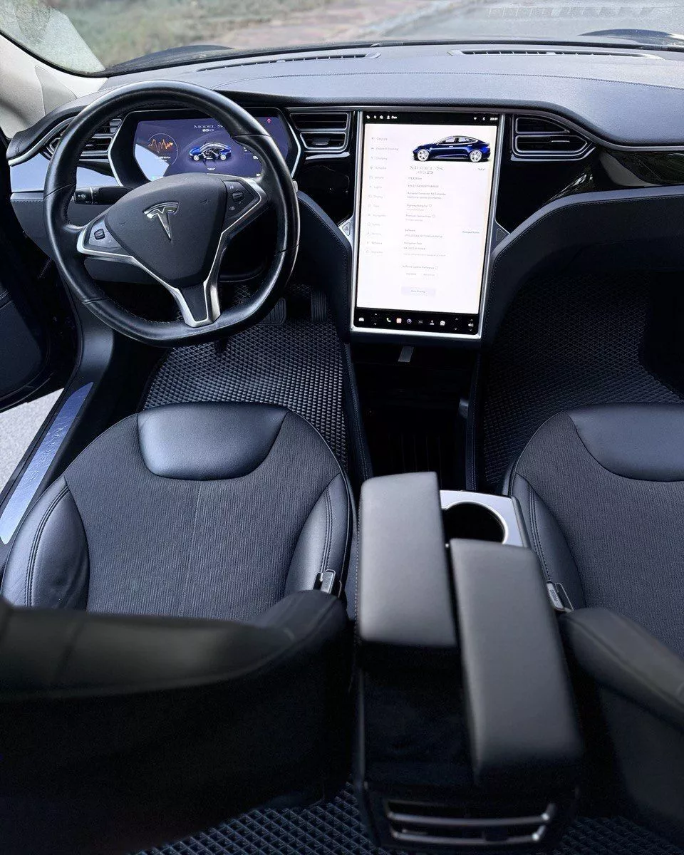 Tesla Model S  85 kWh 2015111