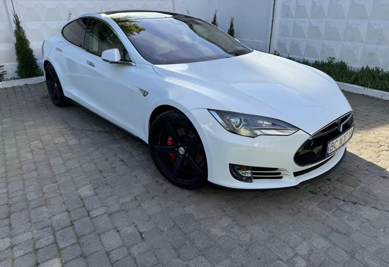 Tesla Model S 