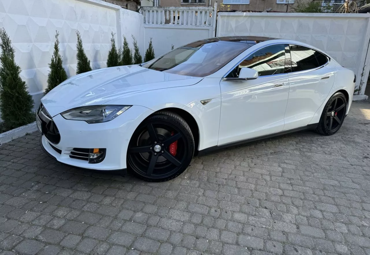 Tesla Model S  85 kWh 201511