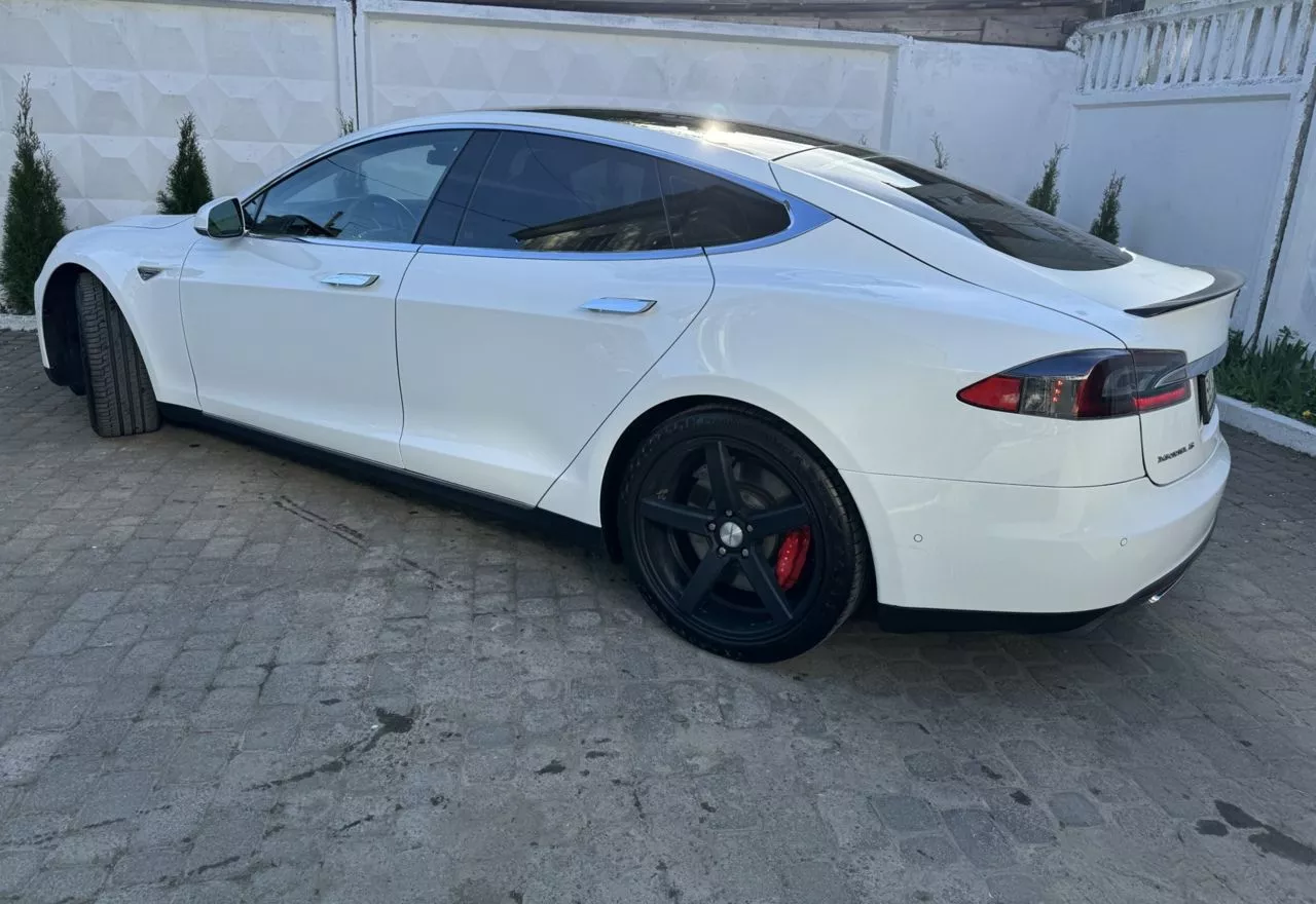 Tesla Model S  85 kWh 201521