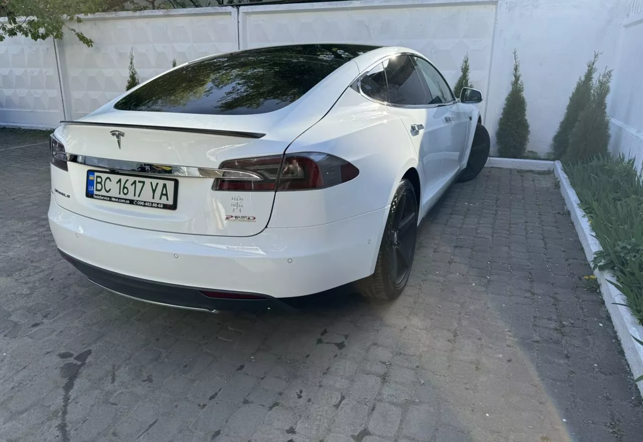 Tesla Model S  85 kWh 201571