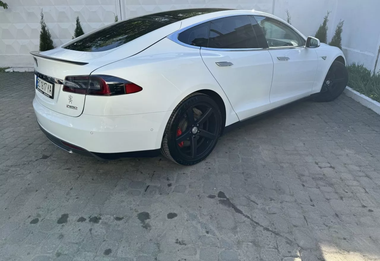 Tesla Model S  85 kWh 201581