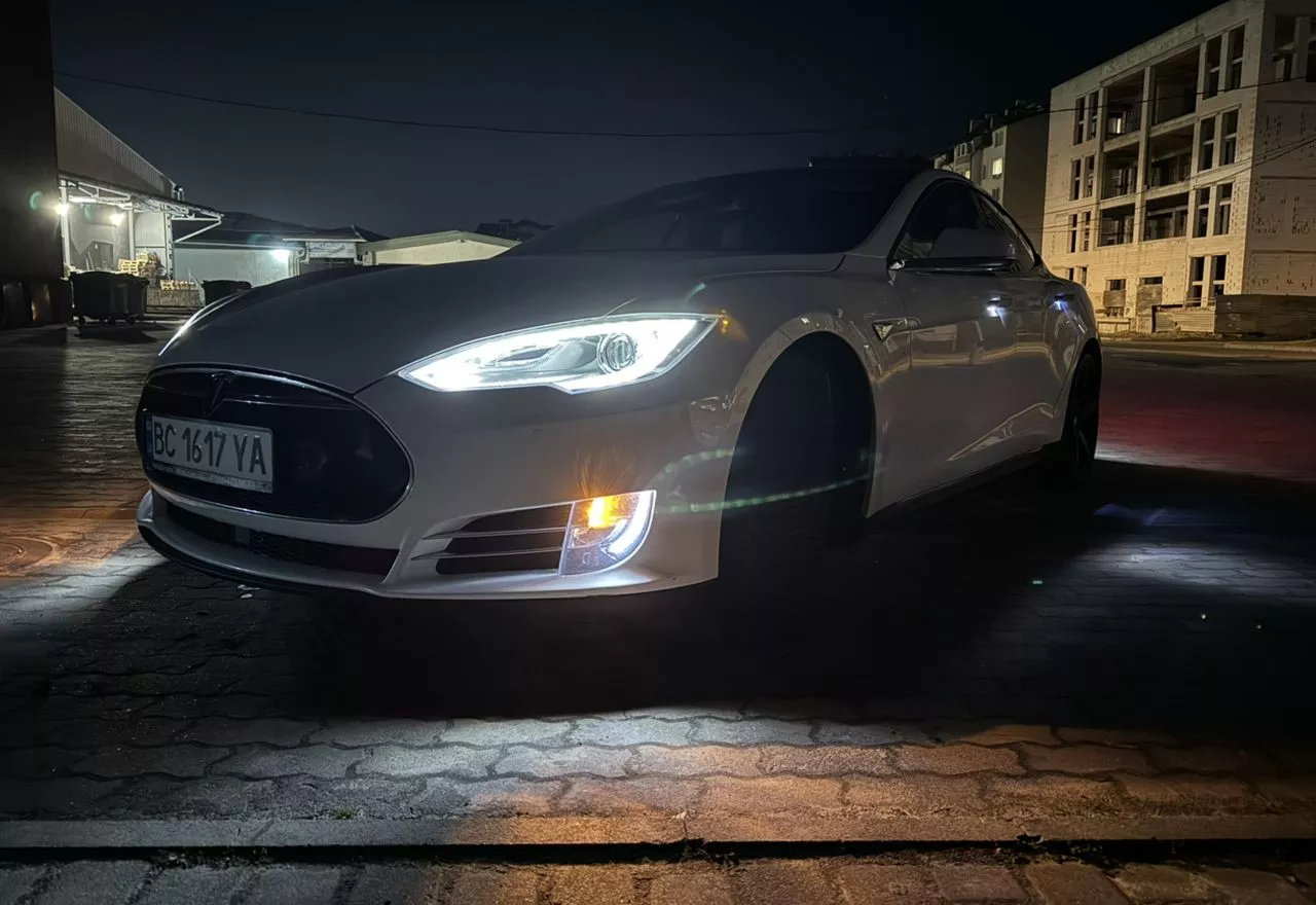 Tesla Model S  85 kWh 2015201