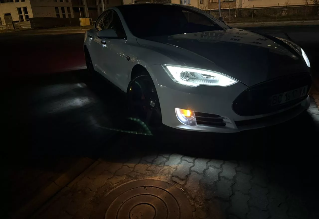 Tesla Model S  85 kWh 2015221