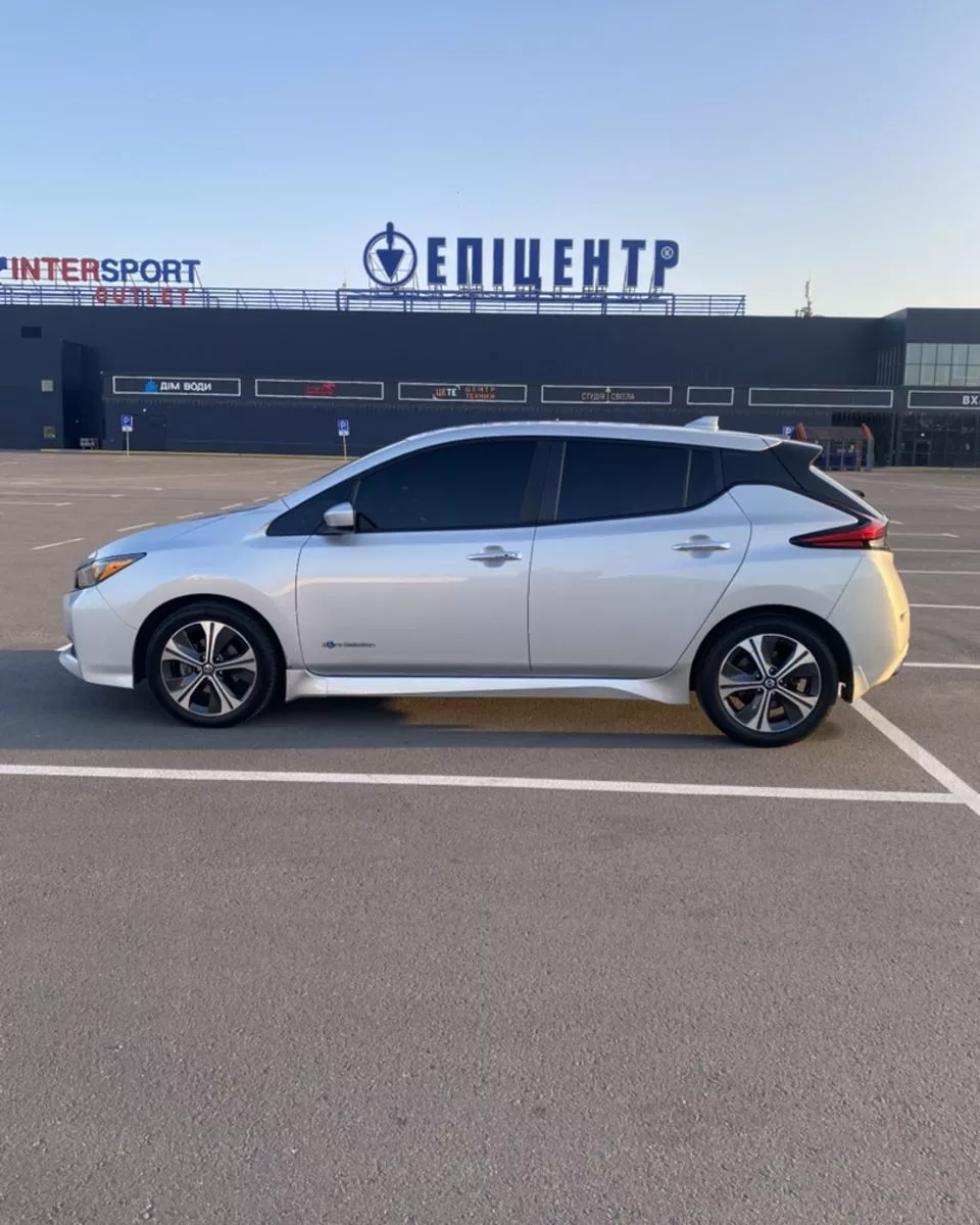 Nissan Leaf  2018101