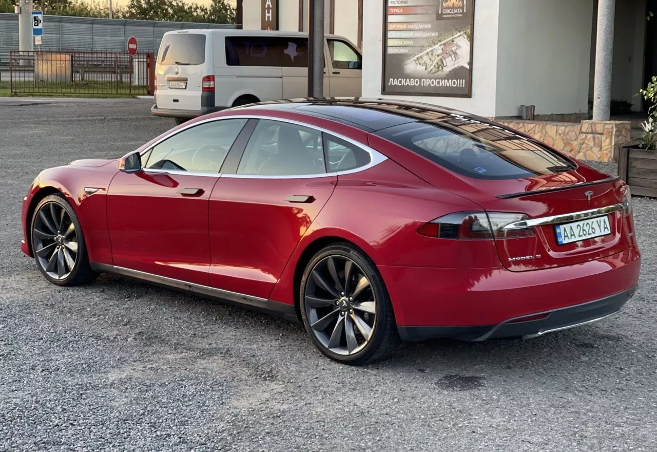 Tesla Model S  85 kWh 2013241