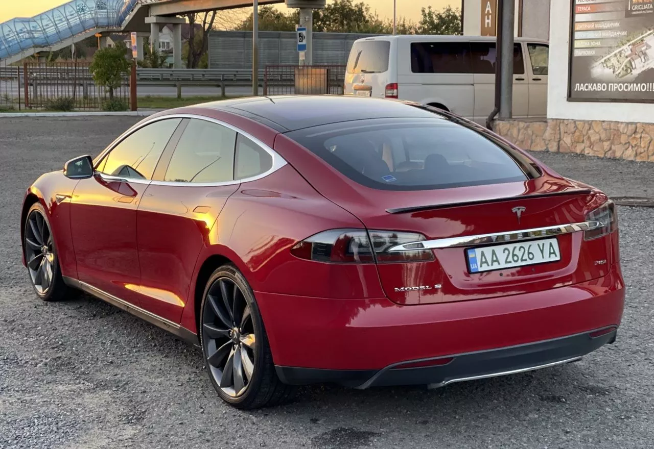 Tesla Model S  85 kWh 2013251