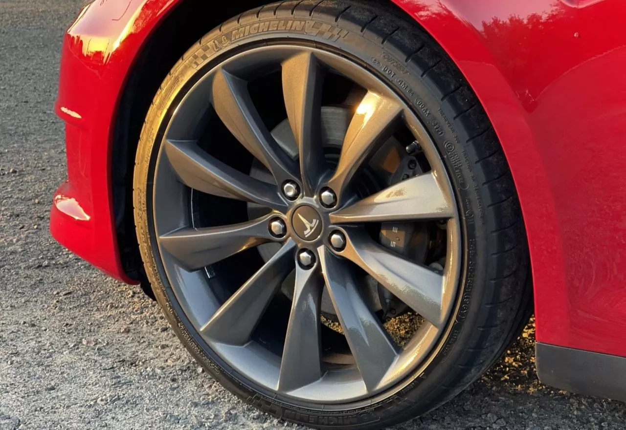 Tesla Model S  85 kWh 2013351