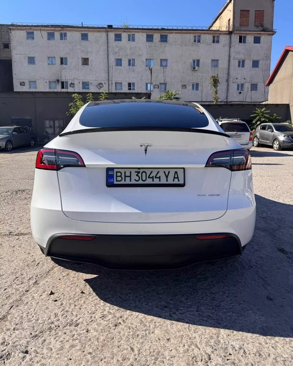 Tesla Model Y  82 kWh 202351