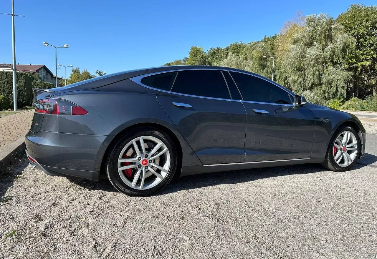 Tesla Model S 