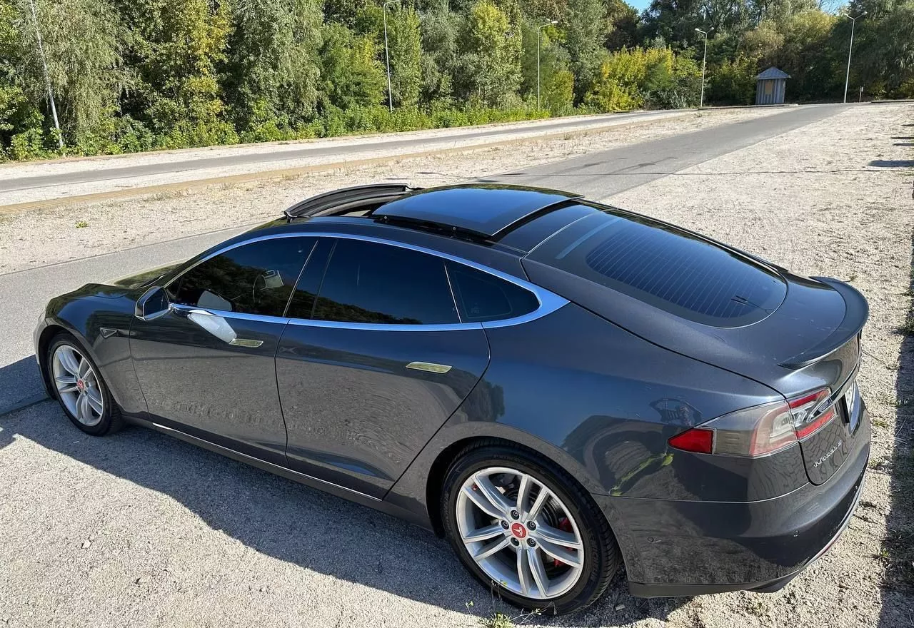 Tesla Model S  85 kWh 2014221