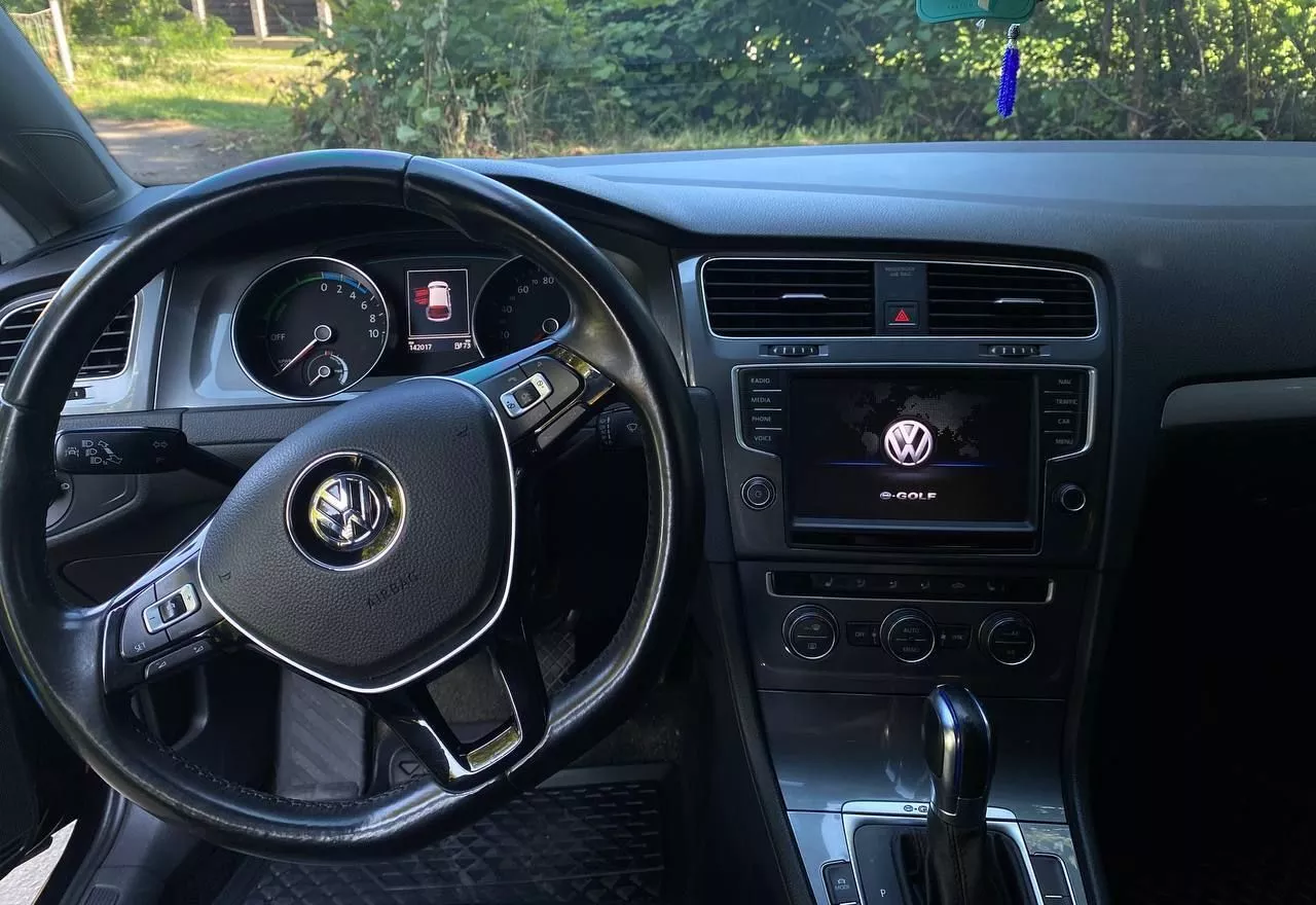 Volkswagen e-Golf  2015141