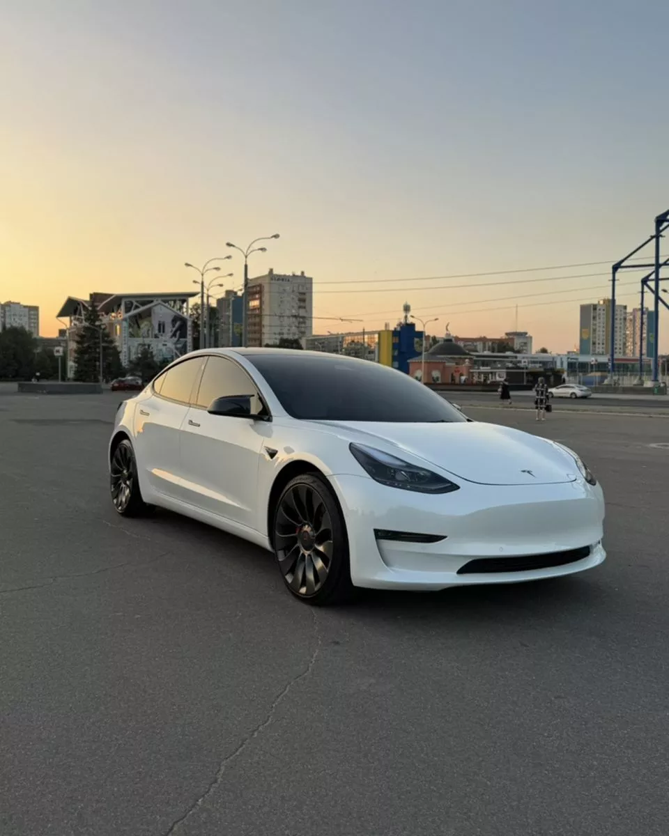 Tesla Model 3  82.5 kWh 2021111