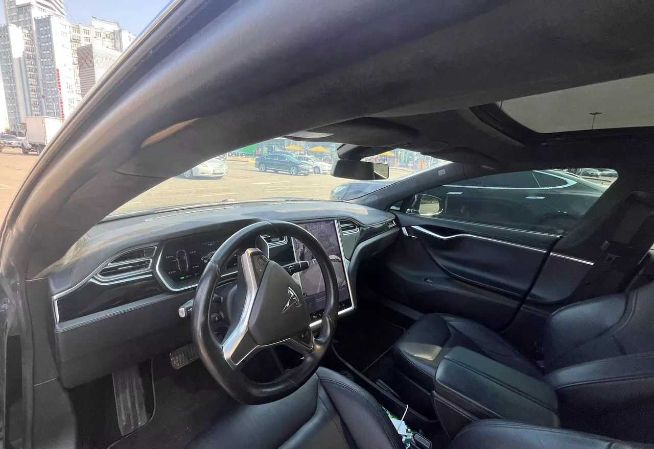 Tesla Model S  70 kWh 2015221