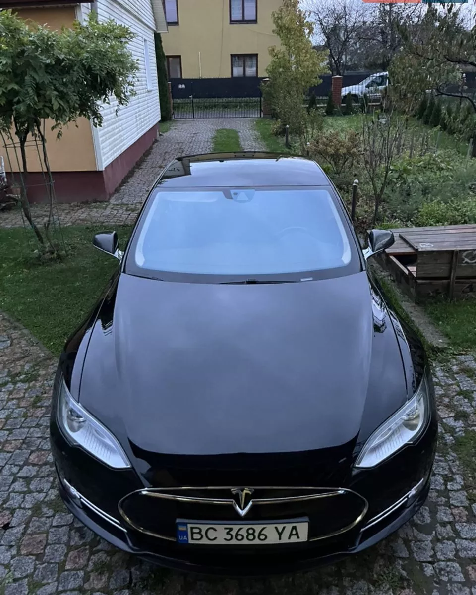 Tesla Model S 