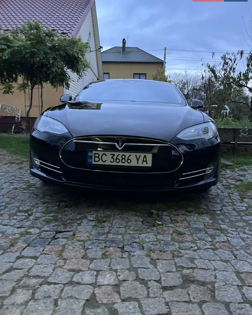 Tesla Model S  85 kWh 201611