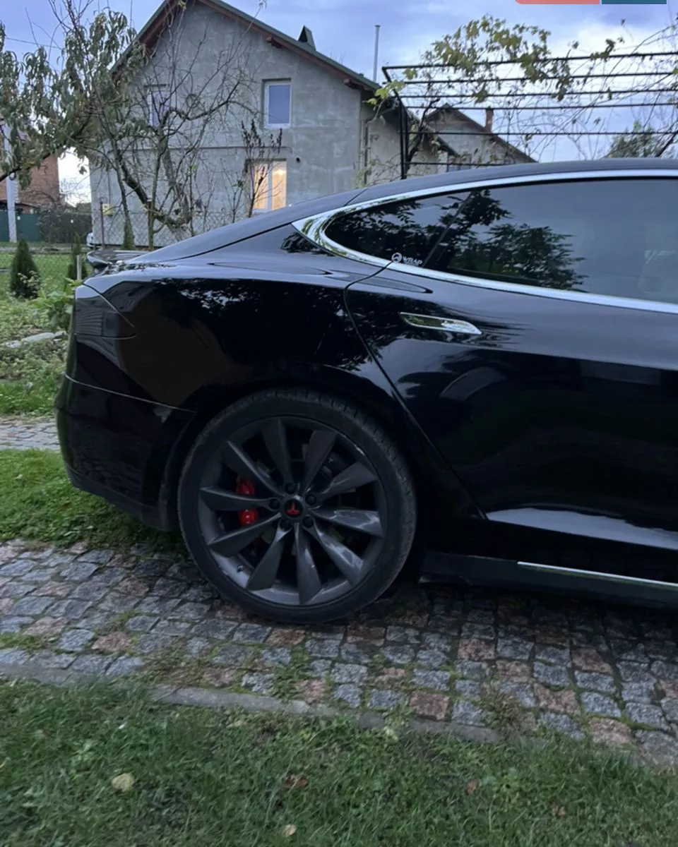 Tesla Model S  85 kWh 201661