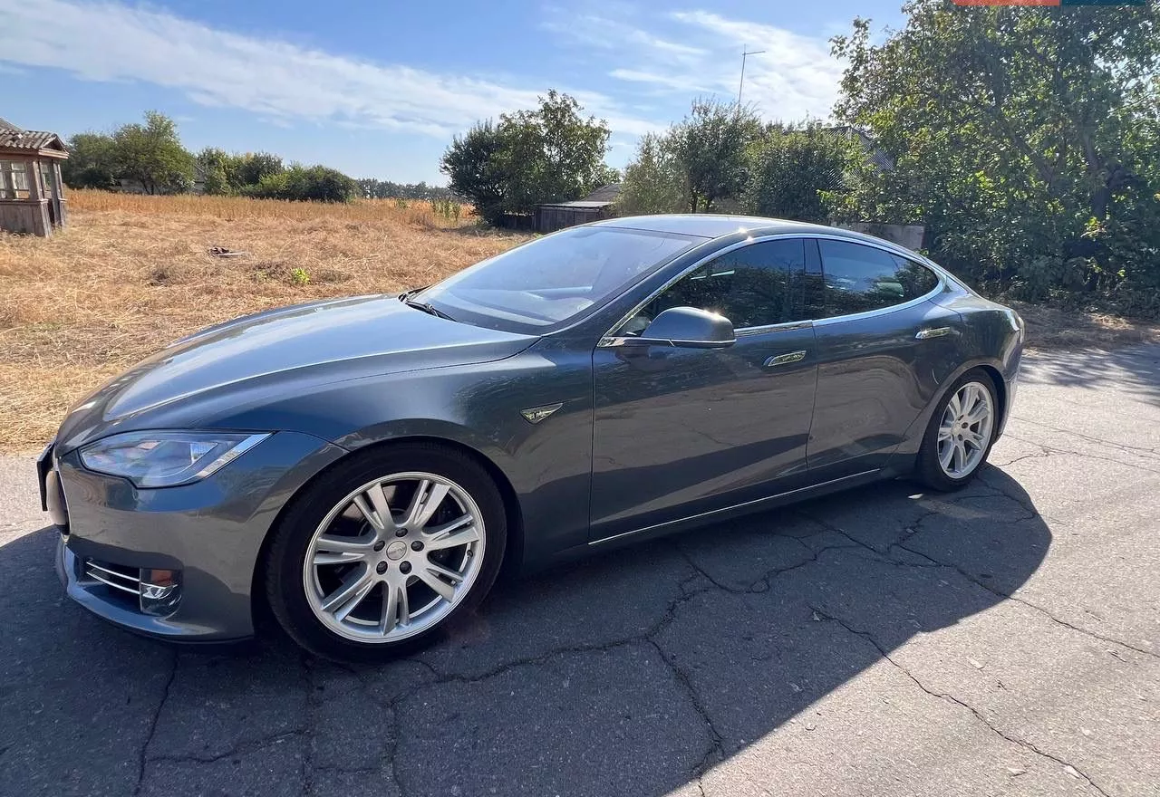 Tesla Model S  85 kWh 201311