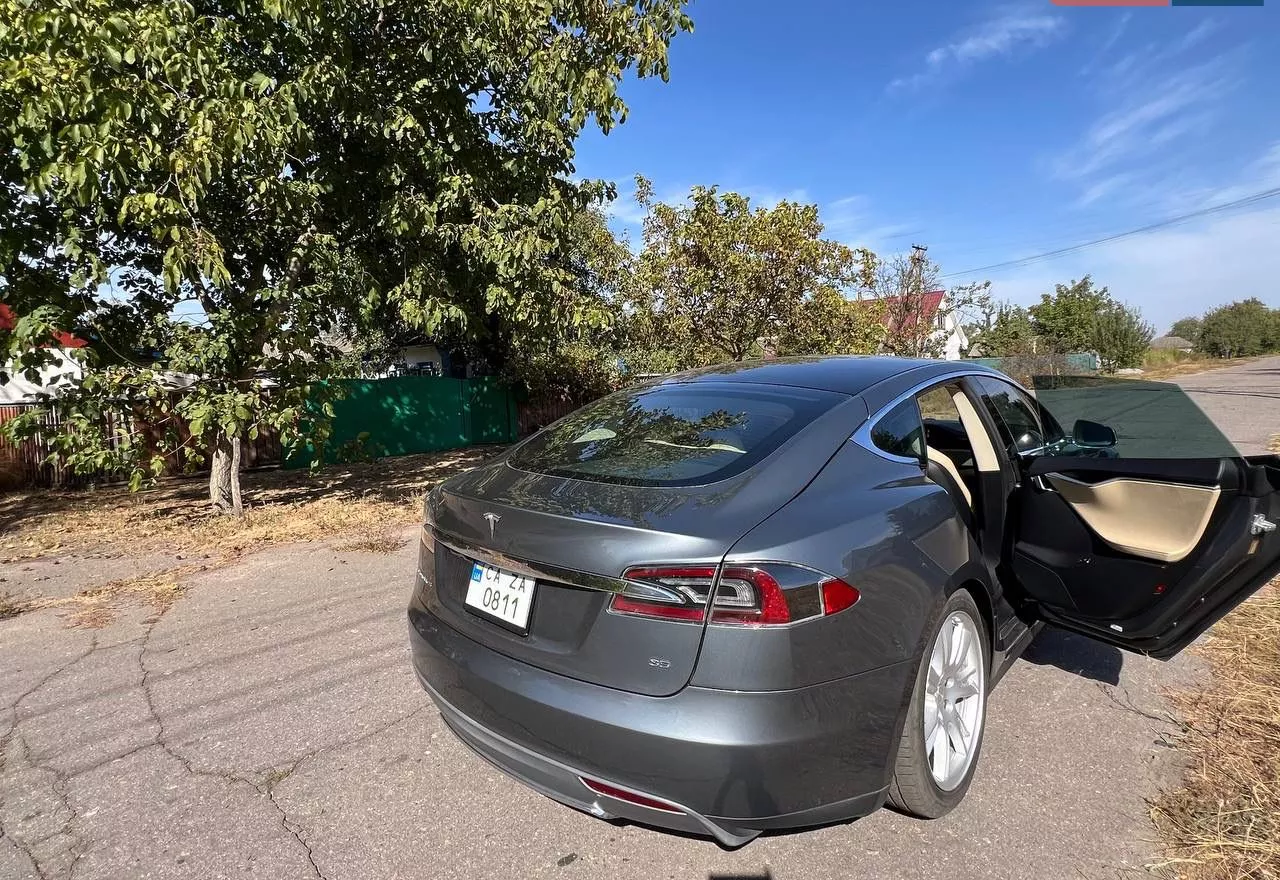 Tesla Model S  85 kWh 201331