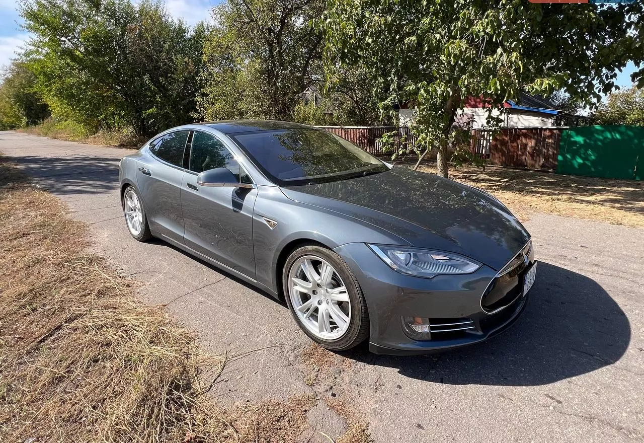 Tesla Model S  85 kWh 201341