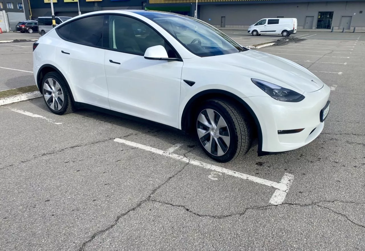 Tesla Model Y  80.5 kWh 202321