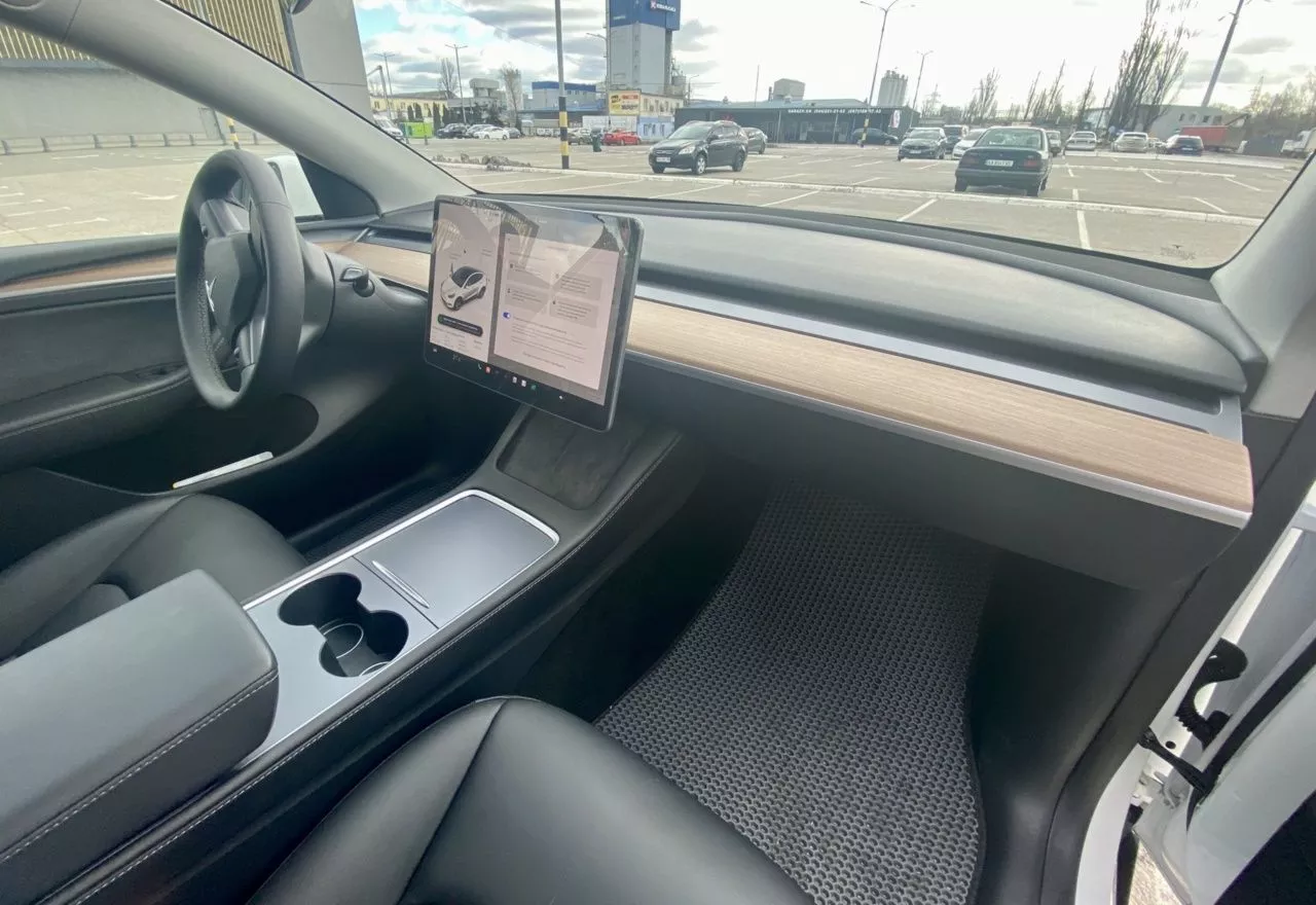 Tesla Model Y  80.5 kWh 2023221