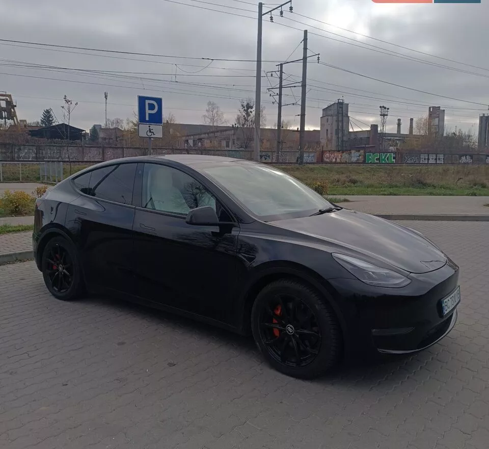 Tesla Model Y  82 kWh 2023221