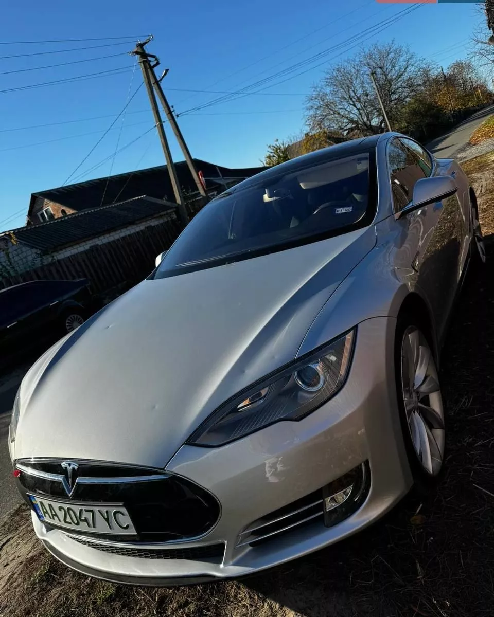 Tesla Model S  85 kWh 201311