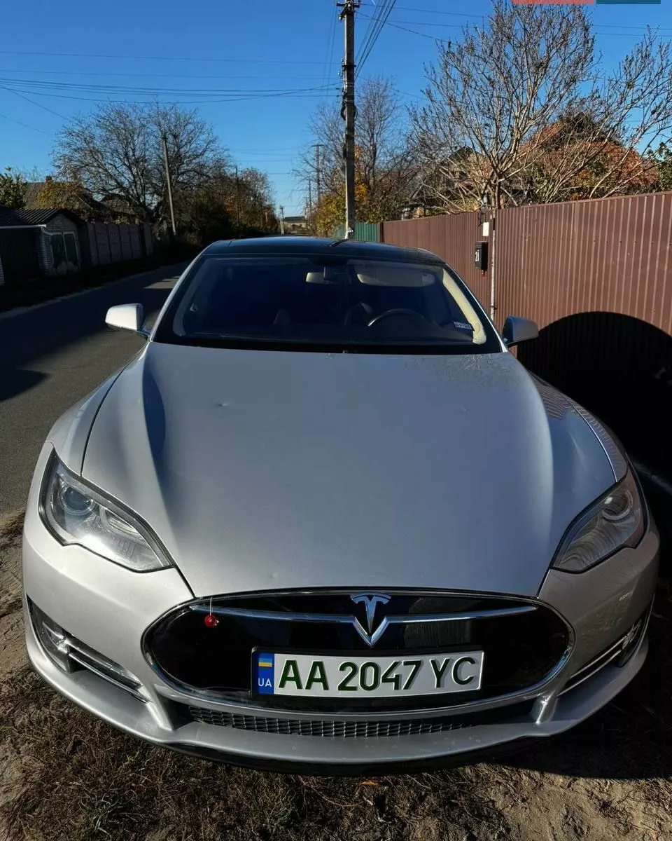 Tesla Model S  85 kWh 201361