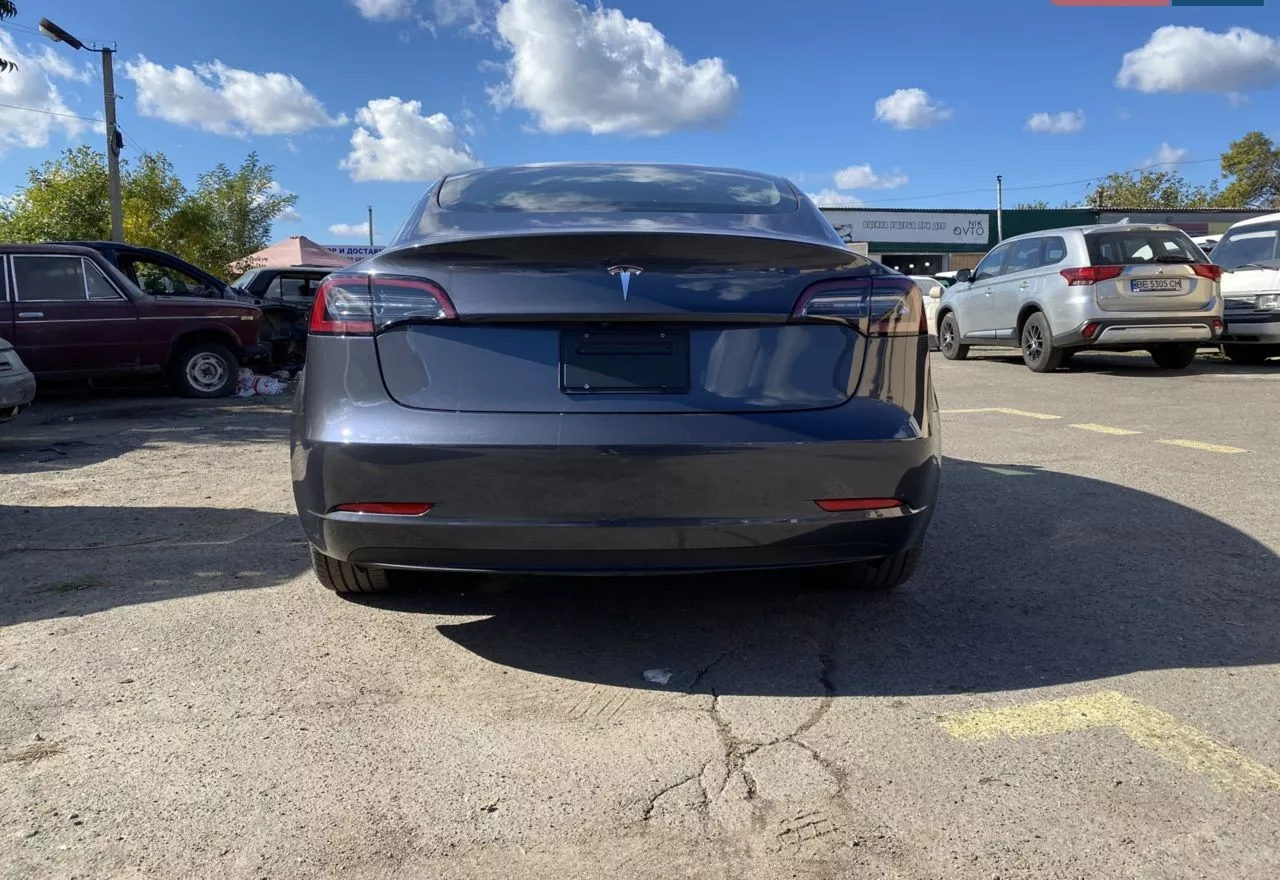 Tesla Model 3  2022181